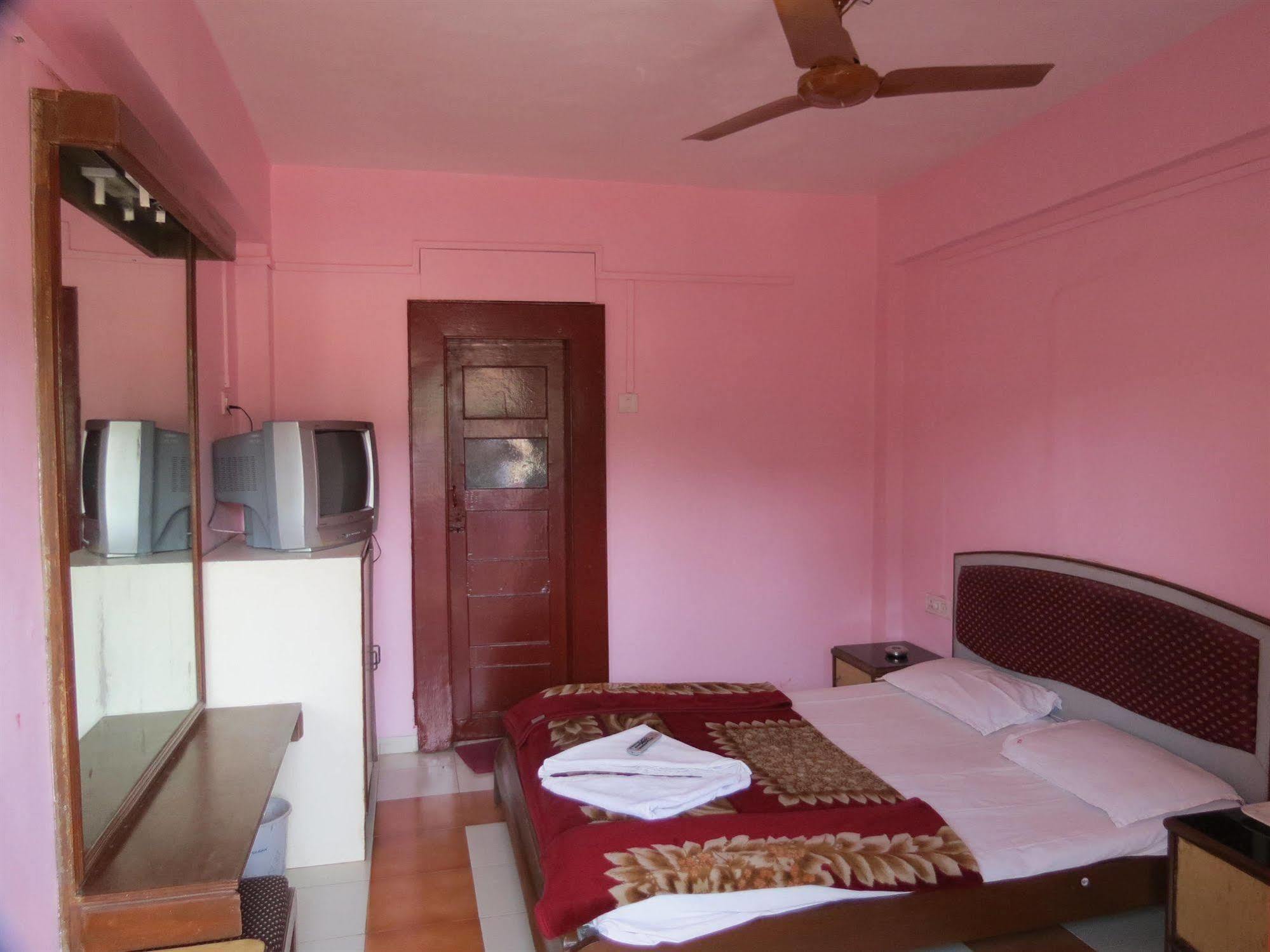 Hotel Sunny Classic Mahābaleshwar Kültér fotó